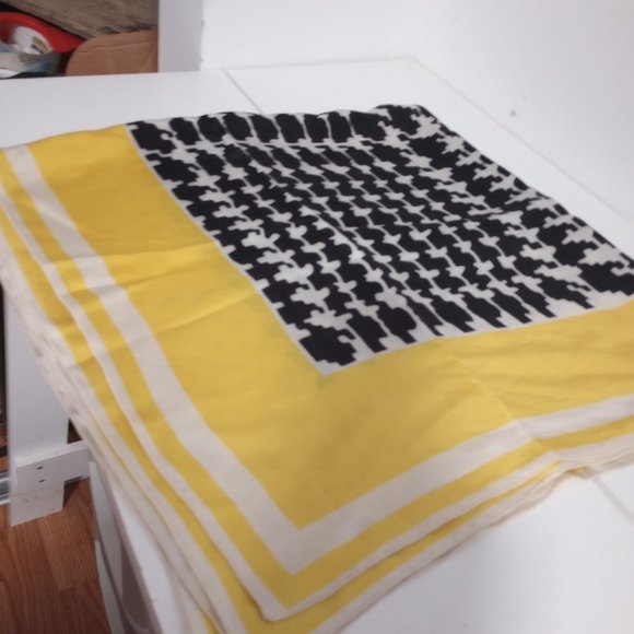 VINTAGE LARGE SILK SCARF IN YELLOW WHITE AND BLACK - Picture 1 of 3